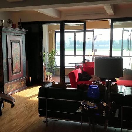 Grosszuegiges Zimmer Mit Badezimmer In Rheinwohnung ケルン エクステリア 写真
