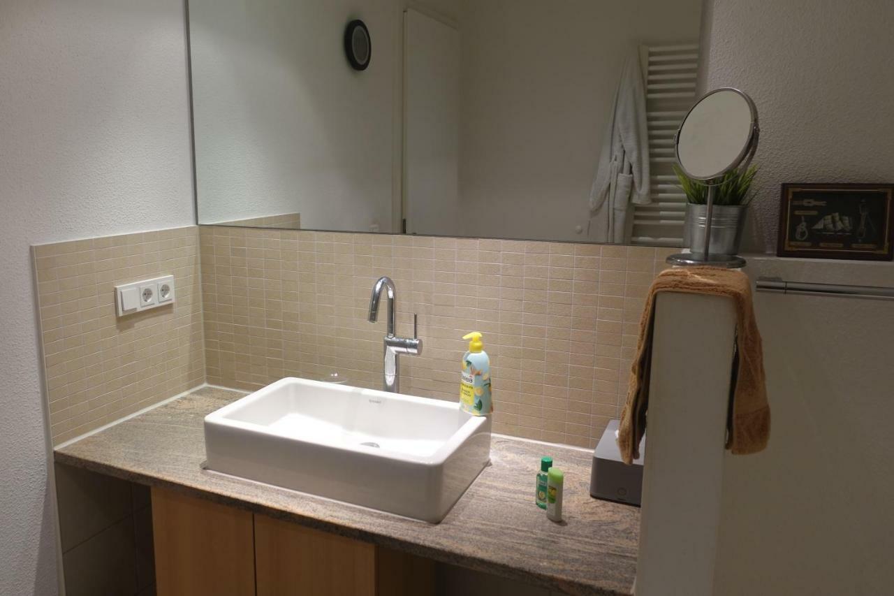 Grosszuegiges Zimmer Mit Badezimmer In Rheinwohnung ケルン エクステリア 写真
