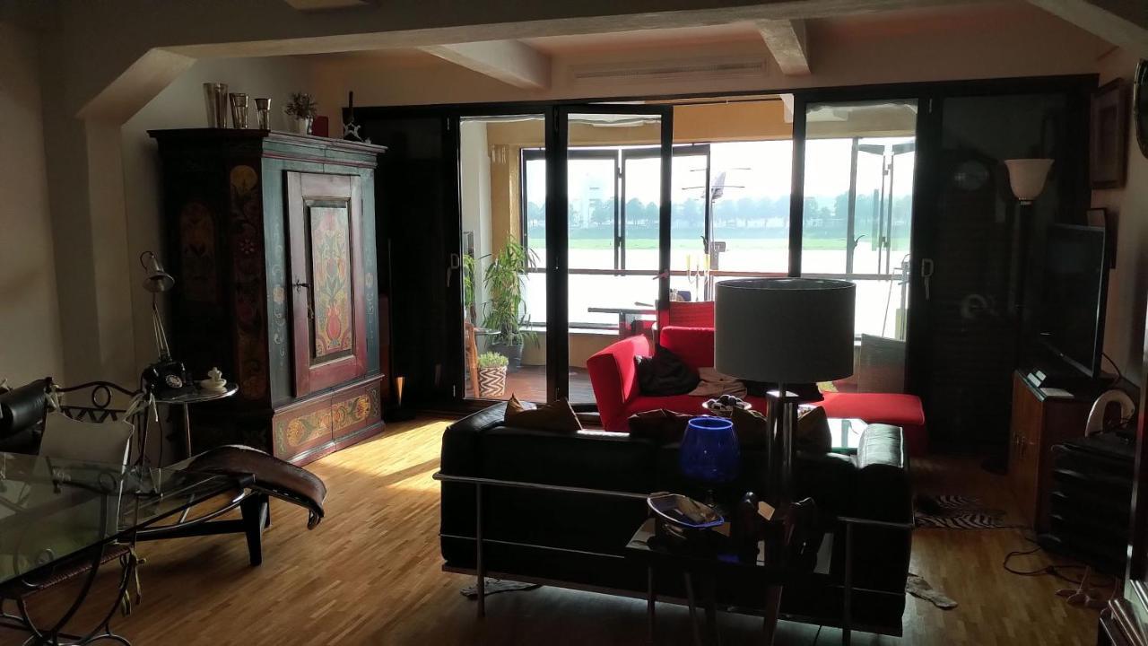 Grosszuegiges Zimmer Mit Badezimmer In Rheinwohnung ケルン エクステリア 写真