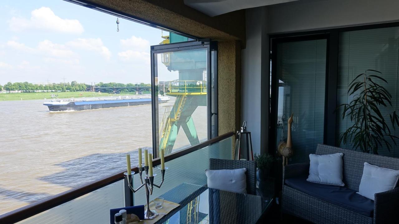 Grosszuegiges Zimmer Mit Badezimmer In Rheinwohnung ケルン エクステリア 写真