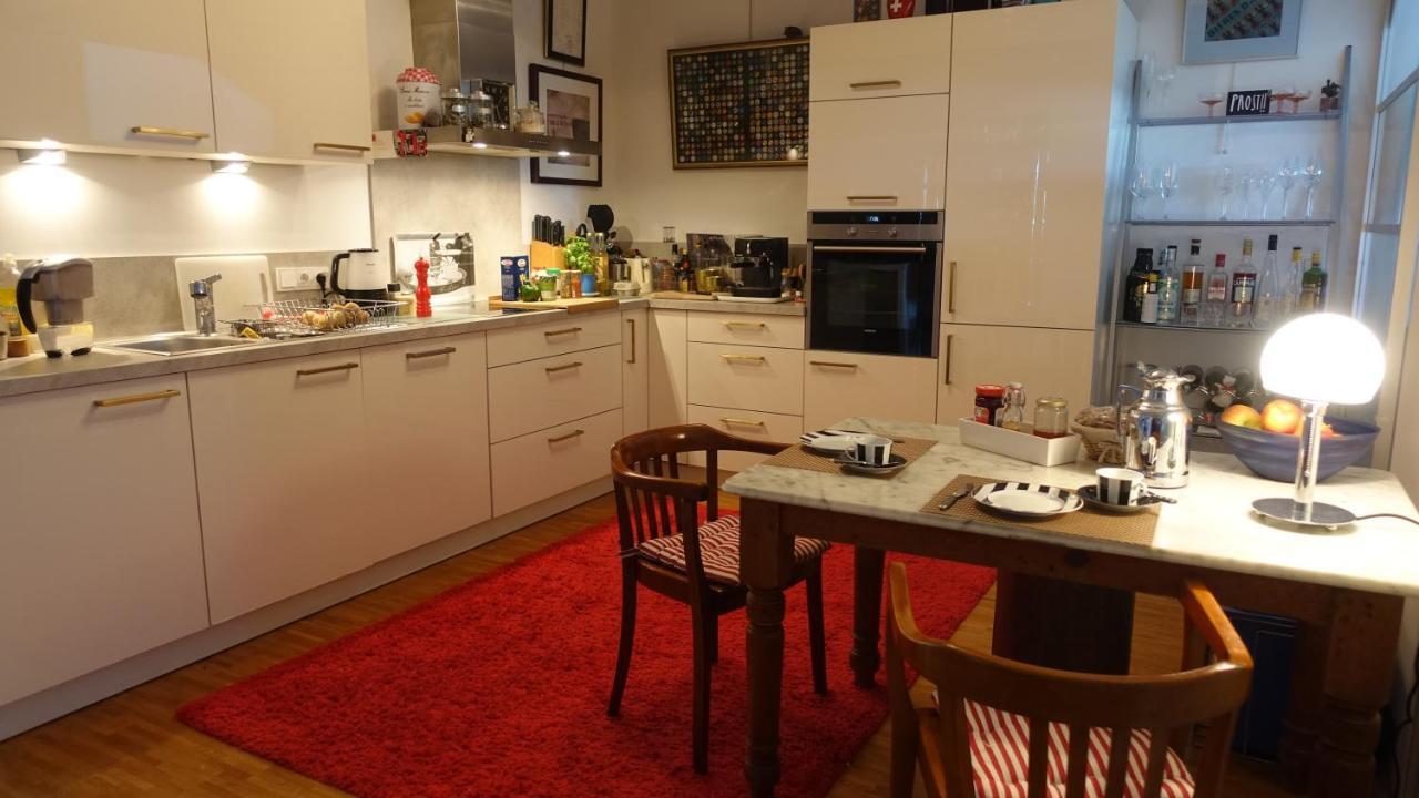 Grosszuegiges Zimmer Mit Badezimmer In Rheinwohnung ケルン エクステリア 写真