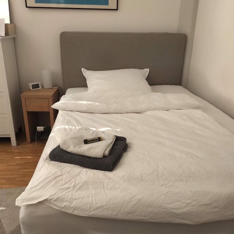 Grosszuegiges Zimmer Mit Badezimmer In Rheinwohnung ケルン エクステリア 写真